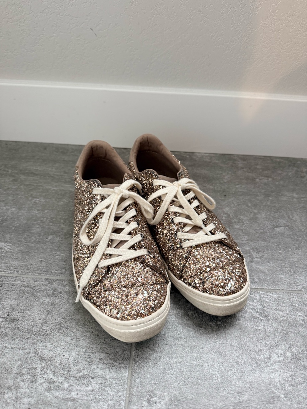 Old Navy Glitter Lace-Up Sneakers in Gold